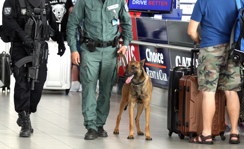 Prohibición de salida — control aduanero con perro detector