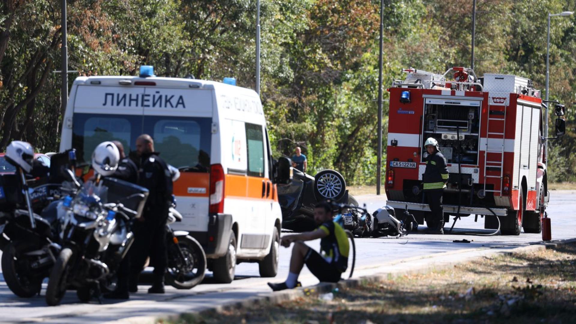 Lugar de un accidente de tráfico — ambulancia, camión de bomberos y policía
