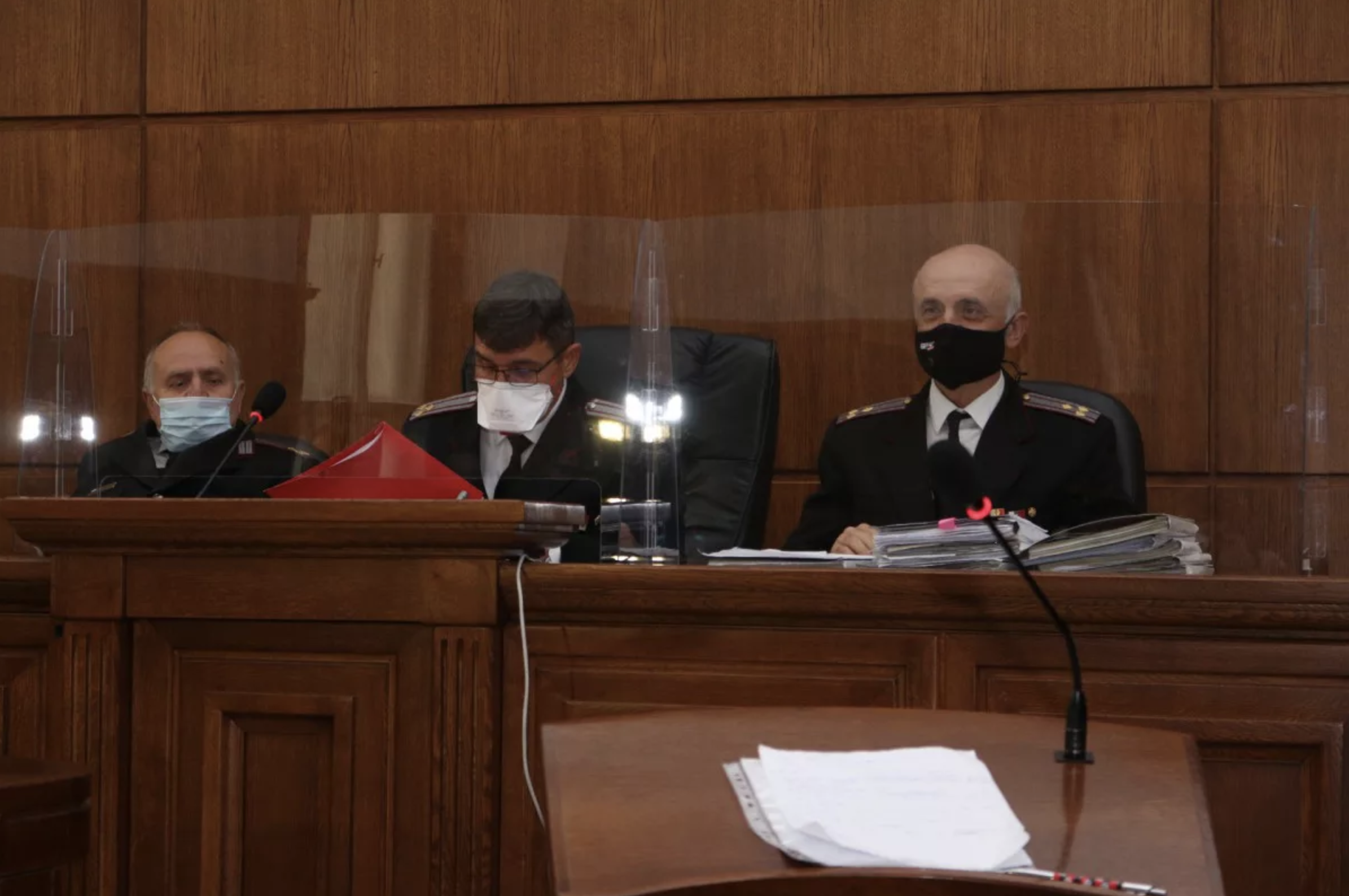 Tribunal militar — jueces y fiscal durante una sesión